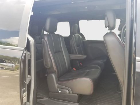Used 2018 Dodge Grand Caravan GT FWD image 13