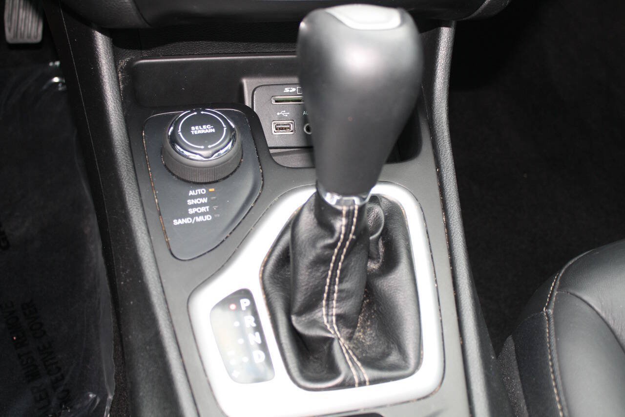 Used 2018 Jeep Cherokee Latitude Plus AWD/4WD image 14