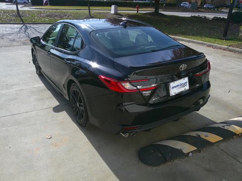Used 2025 Toyota Camry SE image 11