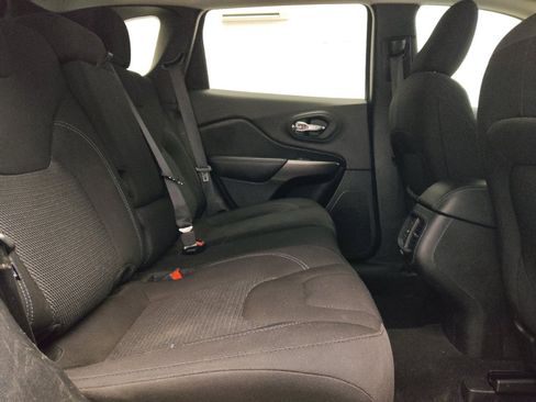 Used 2021 Jeep Cherokee Latitude FWD image 19