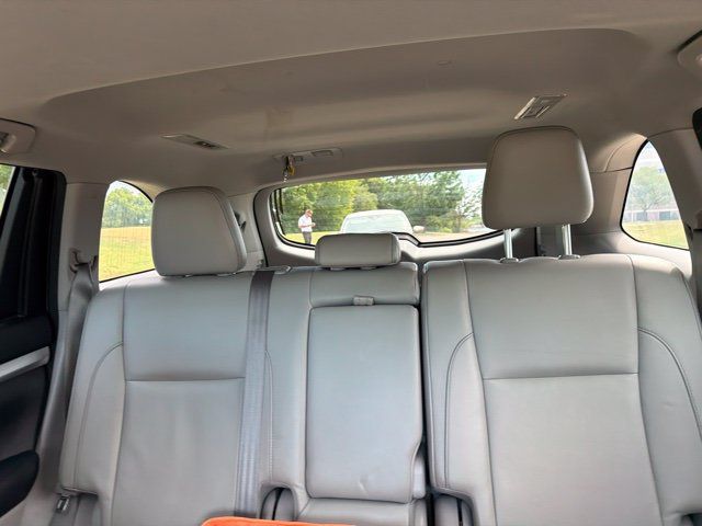Used 2017 Toyota Highlander XLE AWD/4WD image 18