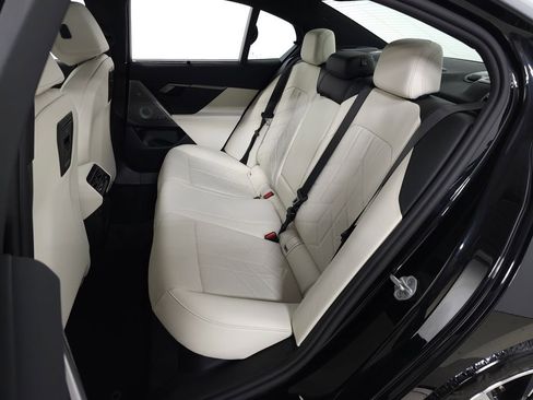 Used 2025 BMW 550e xDrive w/ Executive Package image 38