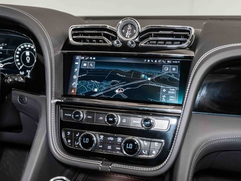 Certified 2024 Bentley Bentayga AWD/4WD image 33