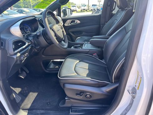 Used 2025 Chrysler Pacifica Limited FWD image 11