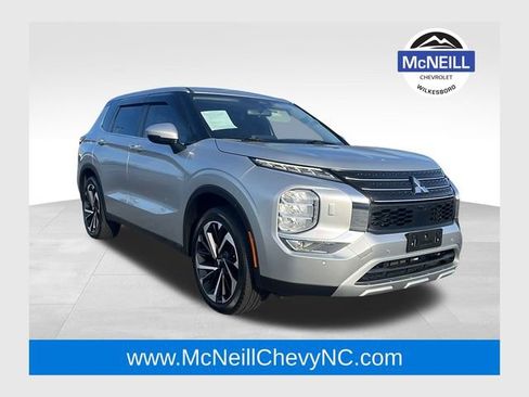 Used 2022 Mitsubishi Outlander SE image 1