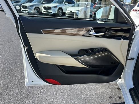 Used 2017 Kia Cadenza Technology image 12