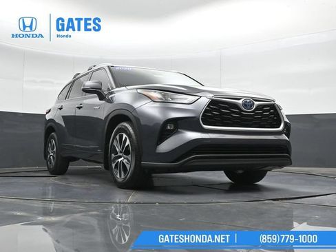 Used 2020 Toyota Highlander XLE AWD/4WD image 42