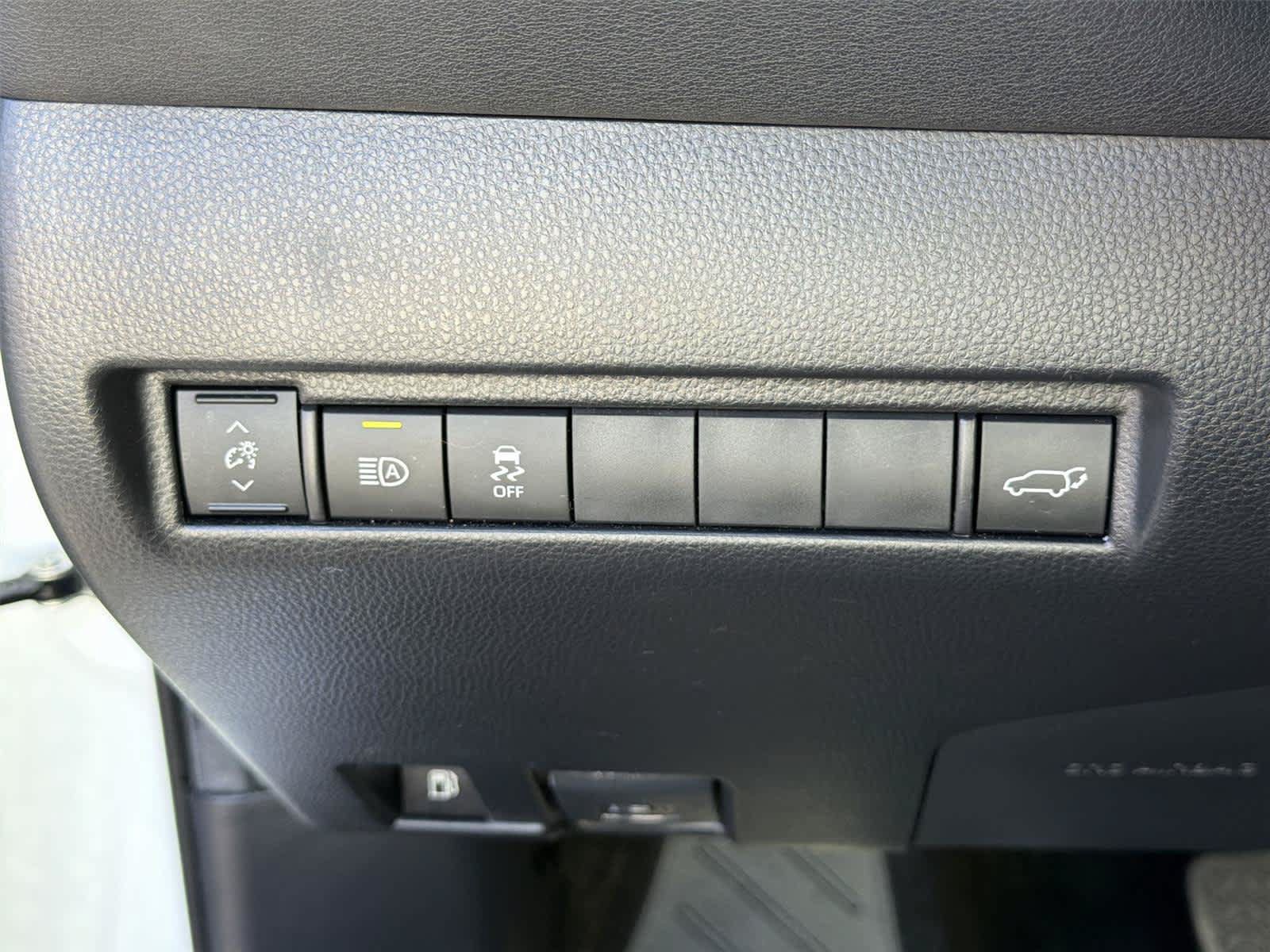 Used 2023 Toyota Venza LE AWD/4WD image 40