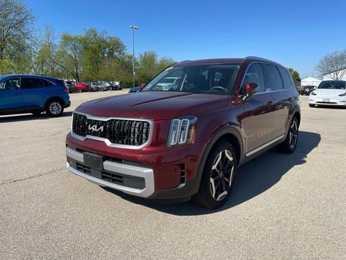 Used 2024 Kia Telluride EX w/ EX Captain's Chair Package AWD/4WD image 2
