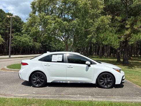Used 2025 Toyota Corolla SE FWD image 2