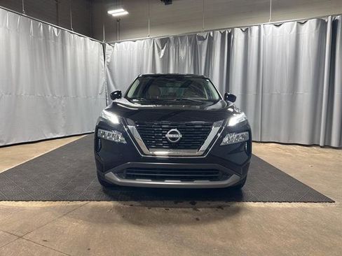 Used 2023 Nissan Rogue SV image 2