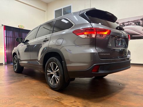 Used 2018 Toyota Highlander LE AWD/4WD image 8