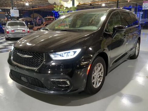 Used 2025 Chrysler Pacifica Select FWD image 1