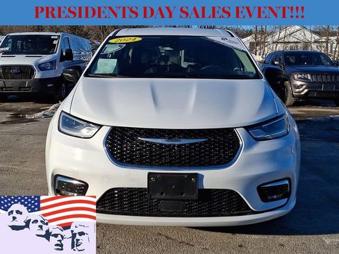 Used 2024 Chrysler Pacifica Touring-L image 3