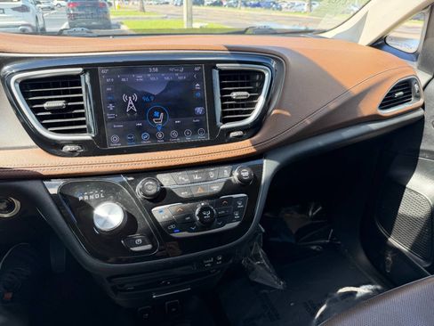 Used 2019 Chrysler Pacifica Limited w/ Tire & Wheel Group FWD image 36