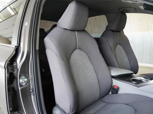 Used 2021 Toyota Camry LE image 28