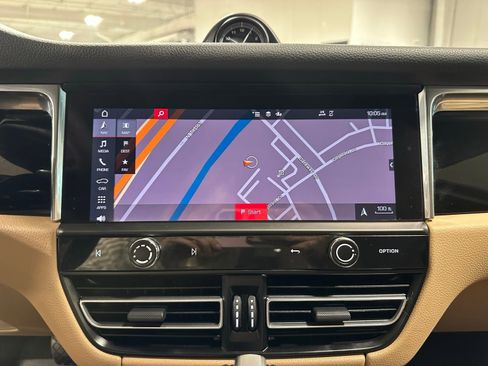 Used 2025 Porsche Macan image 26