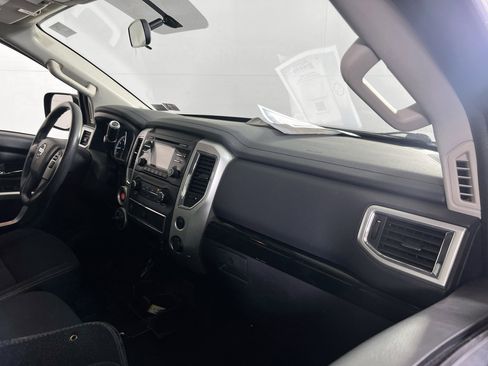 Used 2018 Nissan Titan SV image 24