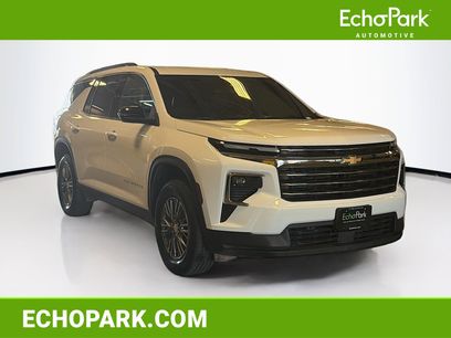 Used 2025 Chevrolet Traverse LT