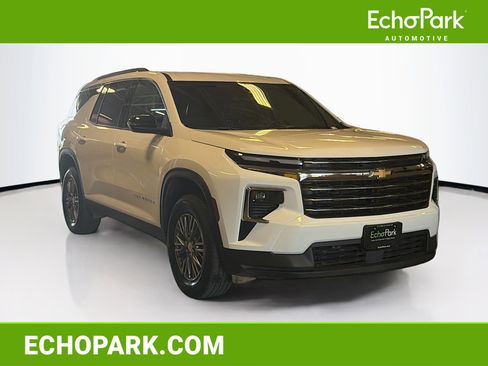 Used 2025 Chevrolet Traverse LT AWD/4WD image 1