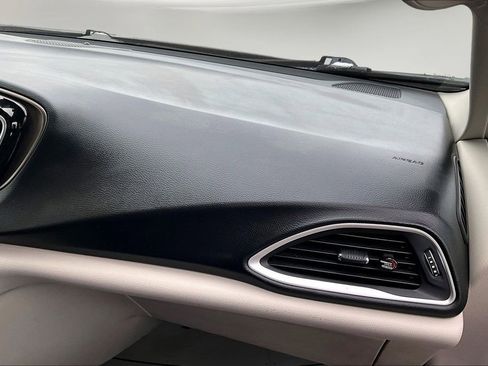 Used 2019 Chrysler Pacifica Touring-L image 28