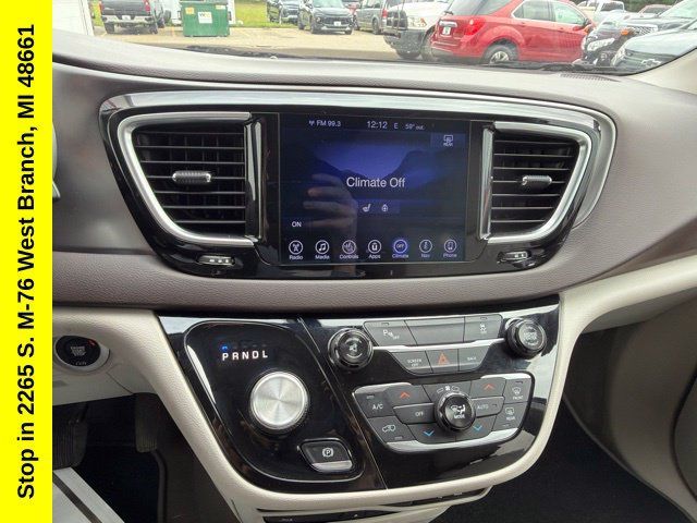 Used 2017 Chrysler Pacifica Touring-L Plus FWD image 44