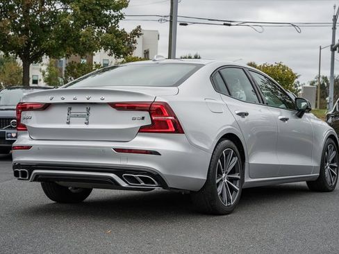Certified 2022 Volvo S60 B5 Momentum w/ Premium Package image 5