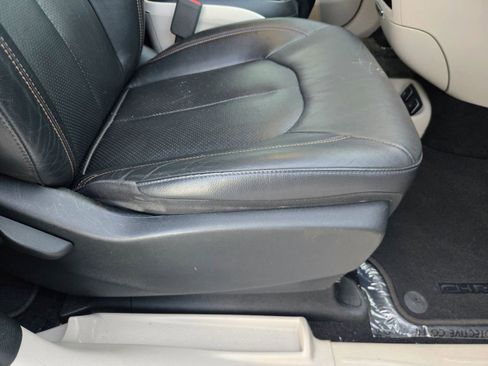 Used 2018 Chrysler Pacifica Touring-L image 26