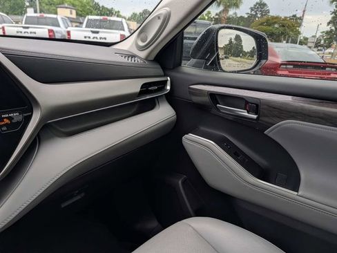 Used 2023 Toyota Highlander Limited FWD image 16