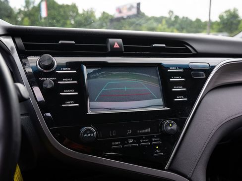 Used 2018 Toyota Camry SE FWD image 23