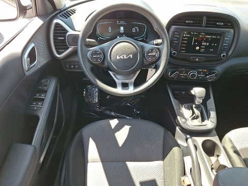 Used 2025 Kia Soul LX w/ LX Technology Package FWD image 13