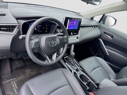 Used 2025 Toyota Corolla Cross XLE w/ Convenience Package FWD image 7