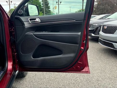 Used 2018 Jeep Grand Cherokee Limited image 23