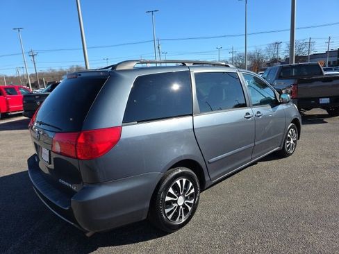 Used 2010 Toyota Sienna LE image 4