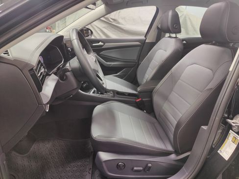 Used 2025 Volkswagen Jetta SE w/ Sunroof Package image 12