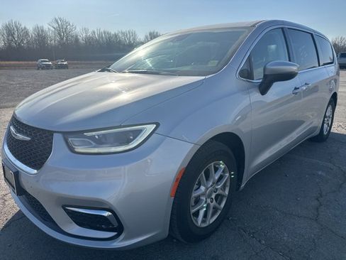 Used 2023 Chrysler Pacifica Touring-L image 5