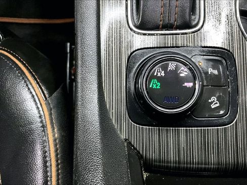 Used 2019 GMC Acadia SLT image 16