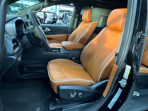 New 2026 Chrysler Pacifica Pinnacle image 8