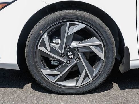 New 2025 Hyundai Elantra SEL FWD image 11