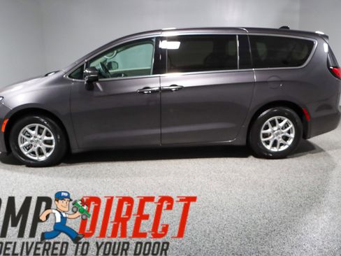 Used 2023 Chrysler Pacifica Touring-L image 10