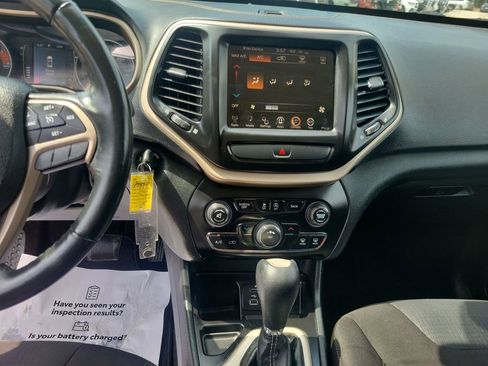 Used 2016 Jeep Cherokee Latitude FWD image 25