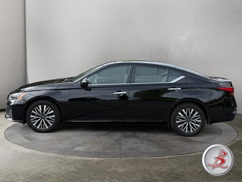 Used 2024 Nissan Altima 2.5 SV w/ SV Premium Package FWD image 4