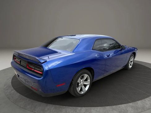 Used 2018 Dodge Challenger SXT image 5