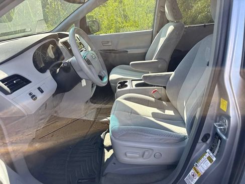 Used 2011 Toyota Sienna LE w/ Towing Pkg FWD image 8