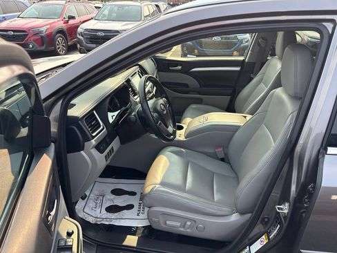 Used 2018 Toyota Highlander XLE AWD/4WD image 9
