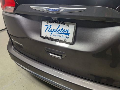 Used 2018 Chrysler Pacifica Touring-L FWD image 9