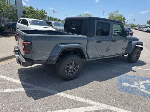 New 2025 Jeep Gladiator Sport image 30