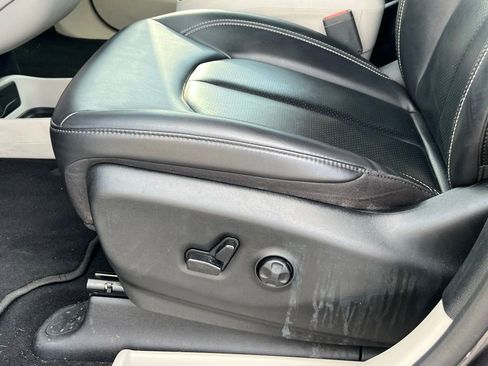 Used 2023 Chrysler Pacifica Touring-L image 24