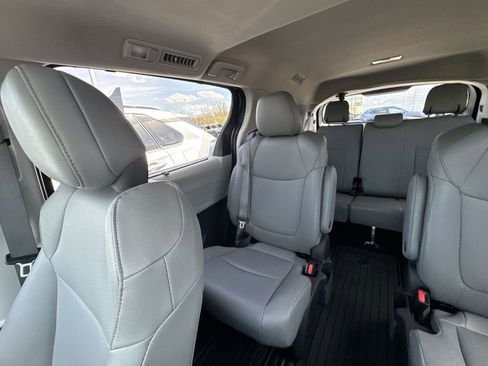 Used 2023 Toyota Sienna XLE w/ XLE Plus Package image 12