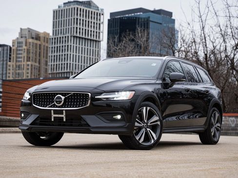Certified 2025 Volvo V60 B5 Cross Country Plus image 1